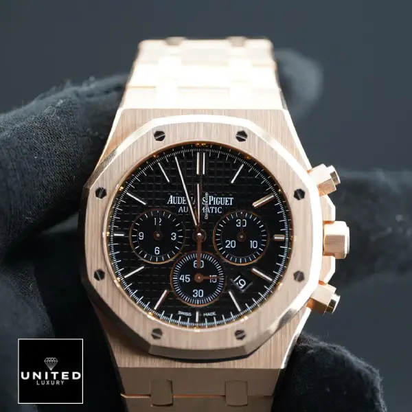 srcset=https://luxurymoment.shop/wp-content/uploads/2025/09/audemars-piguet-rose-gold-on-the-hand.webp